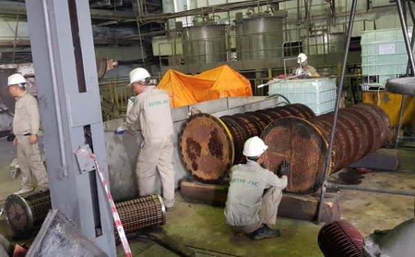 Làm sạch các bình mát dầu Turbine hơi số 1 (110MW)